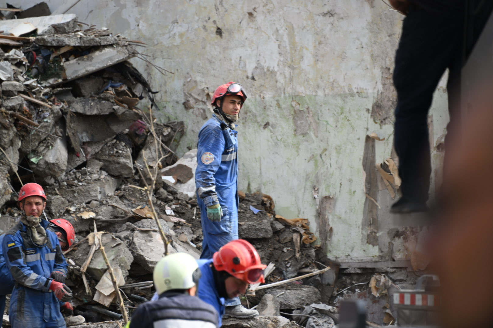 Kyiv Reels After Missile Strike Destroys Homes, Leaves 16 Dead