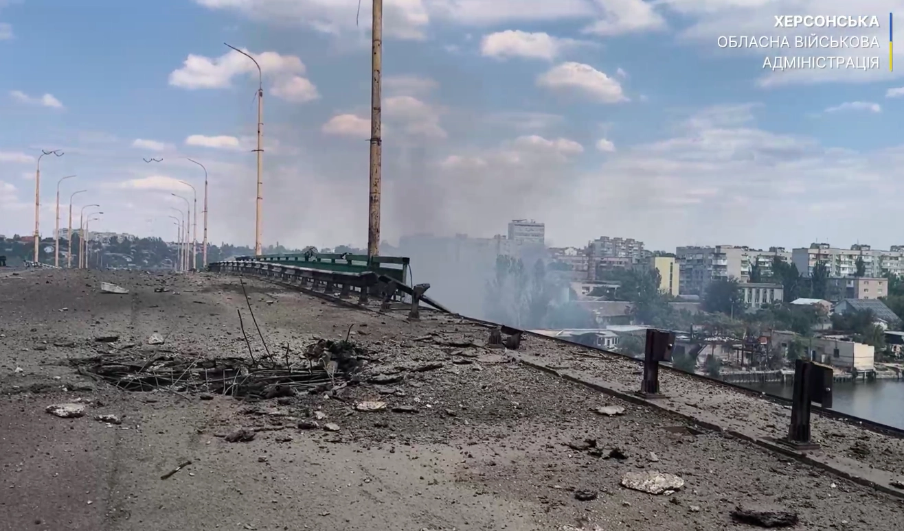 Росіяни знову вдарили по мосту у Херсоні