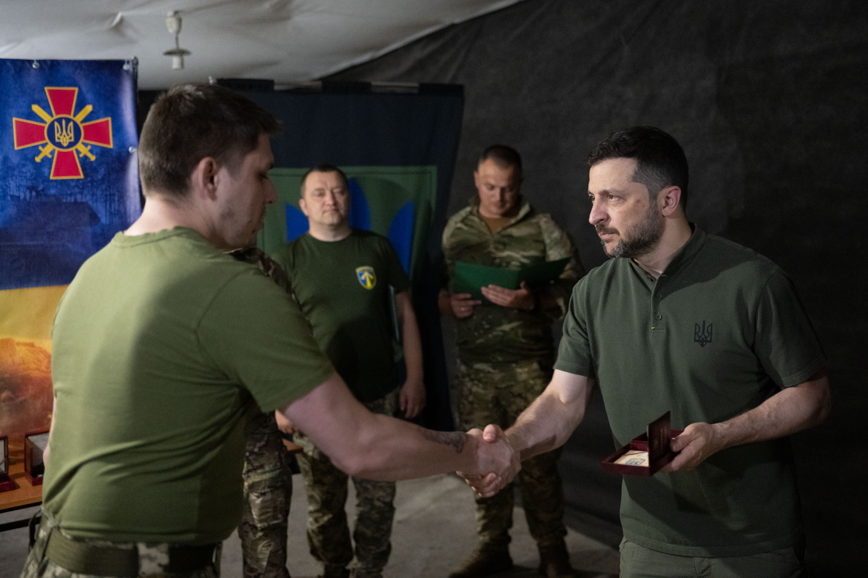 Zelensky macht Überraschungsbesuch an der Frontlinie in Charkiw