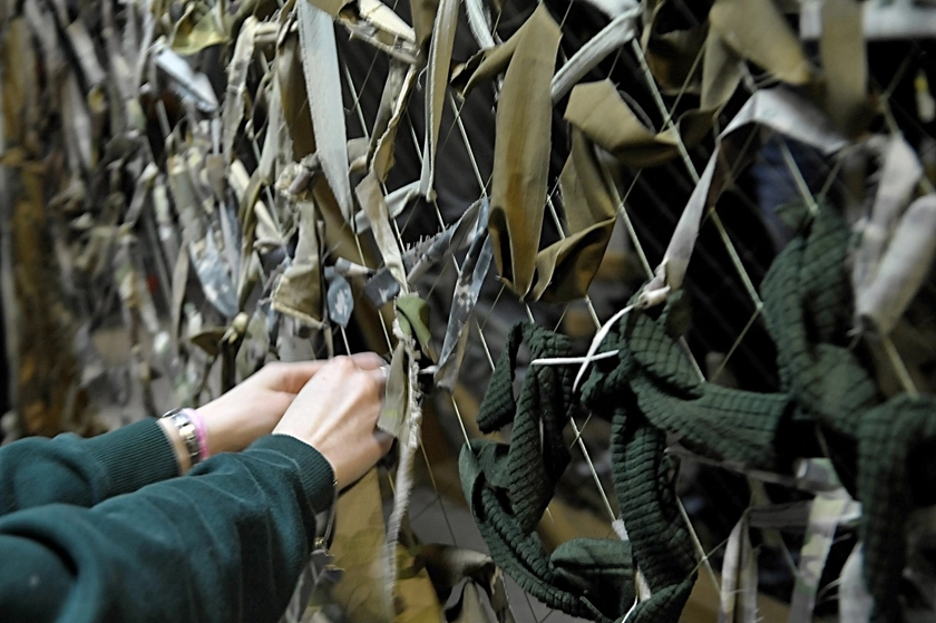 Росіяни на ТОТ змушують дітей плести сітки та слухати лекції військових