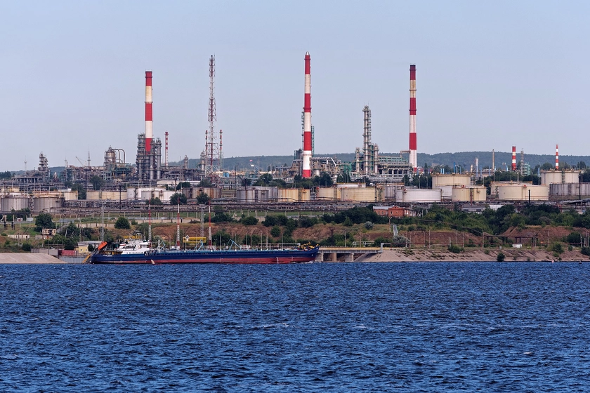 Ukrainian Drone Strike Halts Operations at Saratov Oil Refinery