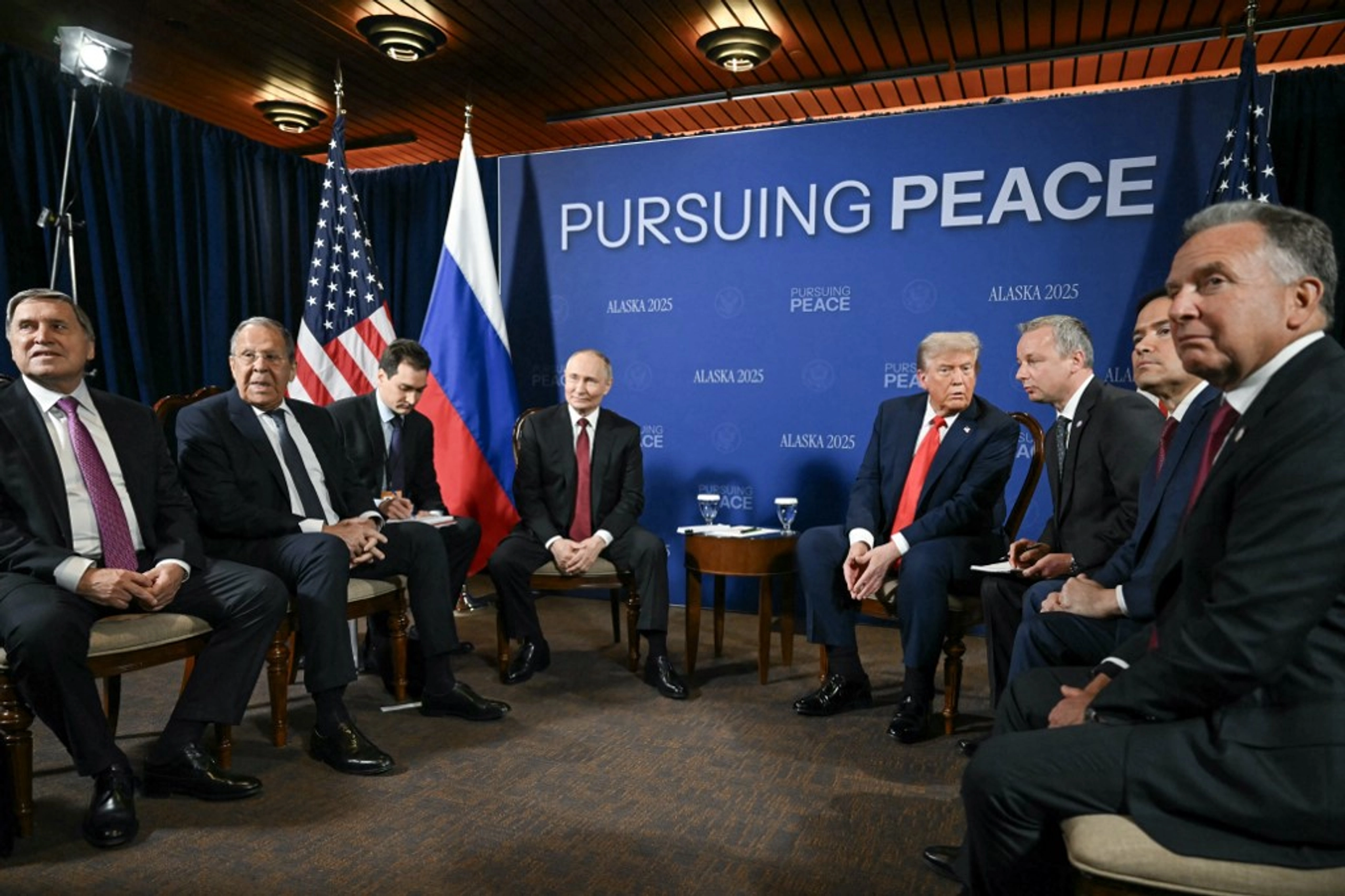 Зустріч Трампа і Путіна на Алясці: хто сидить за столом?