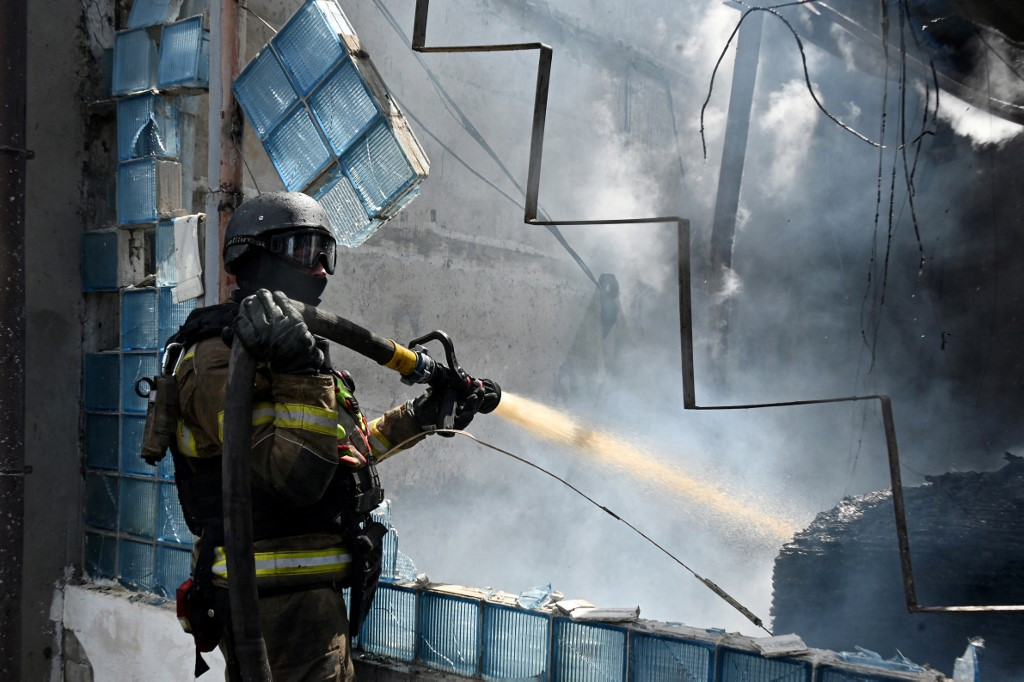 Volgograd Refinery Ablaze After UAV Attack as Russia Hits Poltava With Drones, Missiles