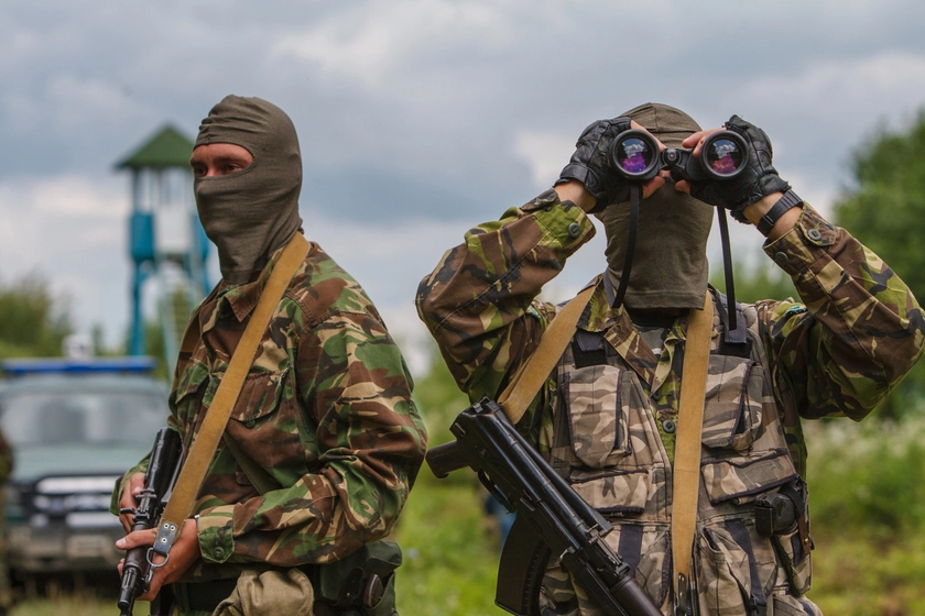 На Буковині прикордонники зловили двох чоловіків, які йшли “по гриби” у Румунію