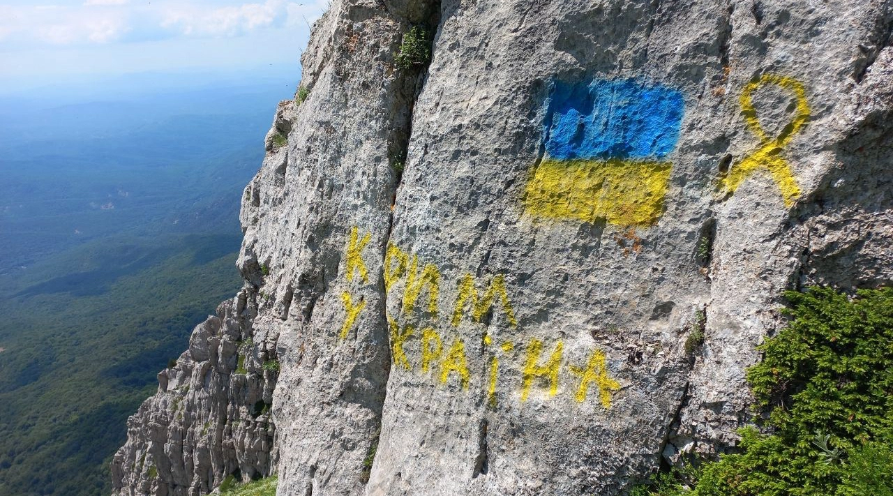 Активісти «Жовтої стрічки» вивісили прапор у Криму