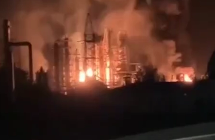 Дрони Сил оборони вночі налетіли на одні з найбільших російських НПЗ