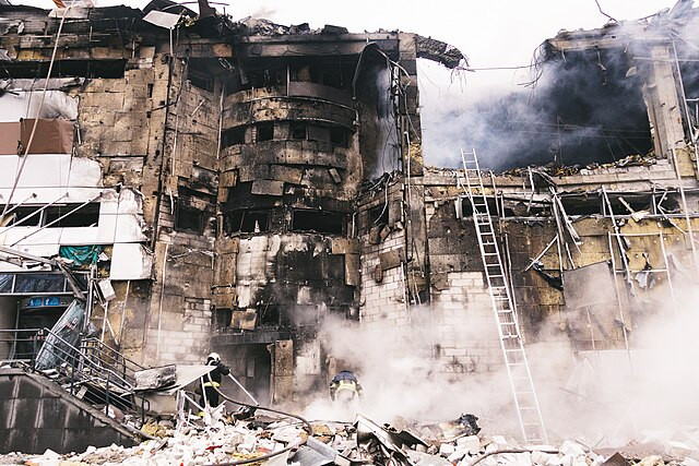 Ruski napadi z raketami in droni zahtevali smrtne žrtve v Ukrajini, Kijev najbolj prizadet