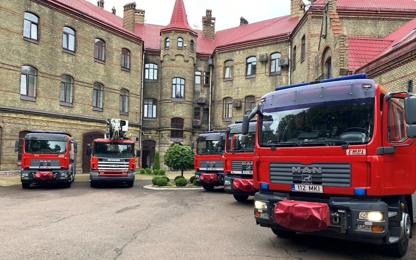 Естонія передала українським рятувальникам пожежну техніку та обладнання