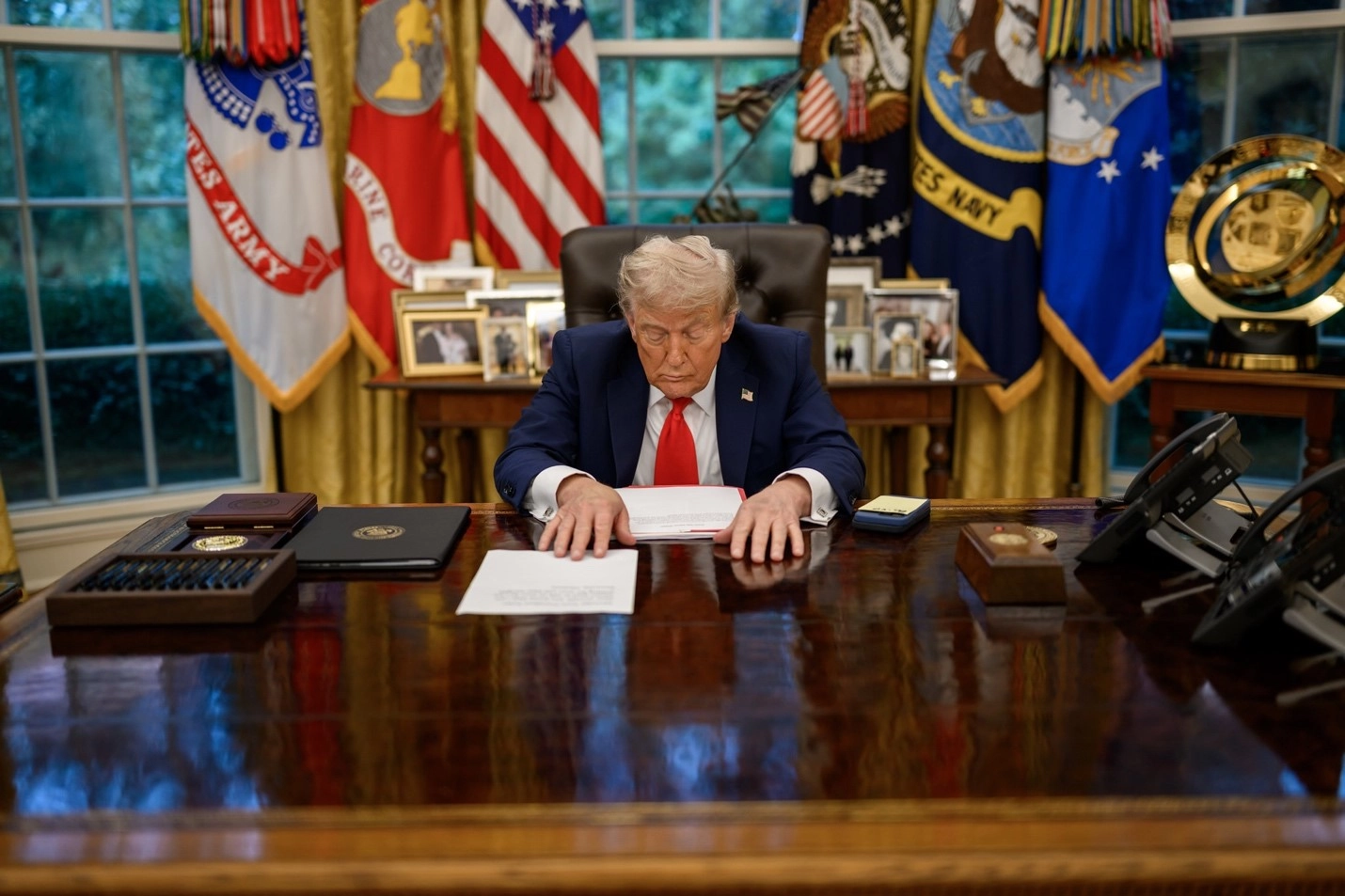 Трамп «як може» вирішує українське питання: тисне на союзників, провокує Пекін, дражнить Путіна