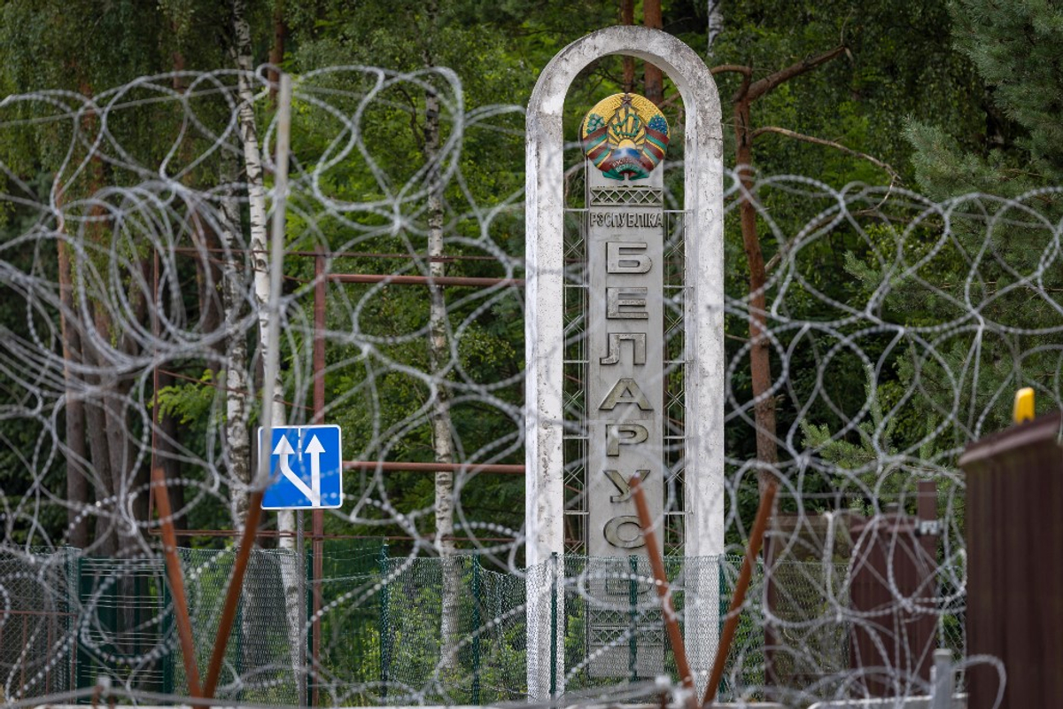Poland Shuts Belarus Border, Erects Barbed Wire Ahead of Russia-Belarus War Games