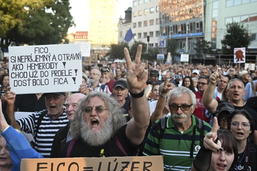 Тисячі людей у Словаччині протестували проти Фіцо: що сталося