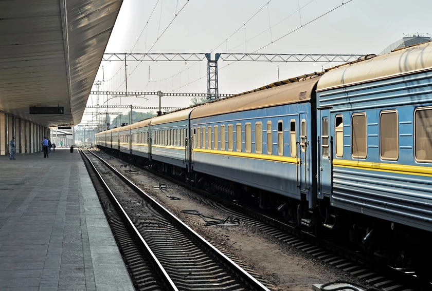 Росія вдарила по підстанціях Укрзалізниці: як змінився рух поїздів