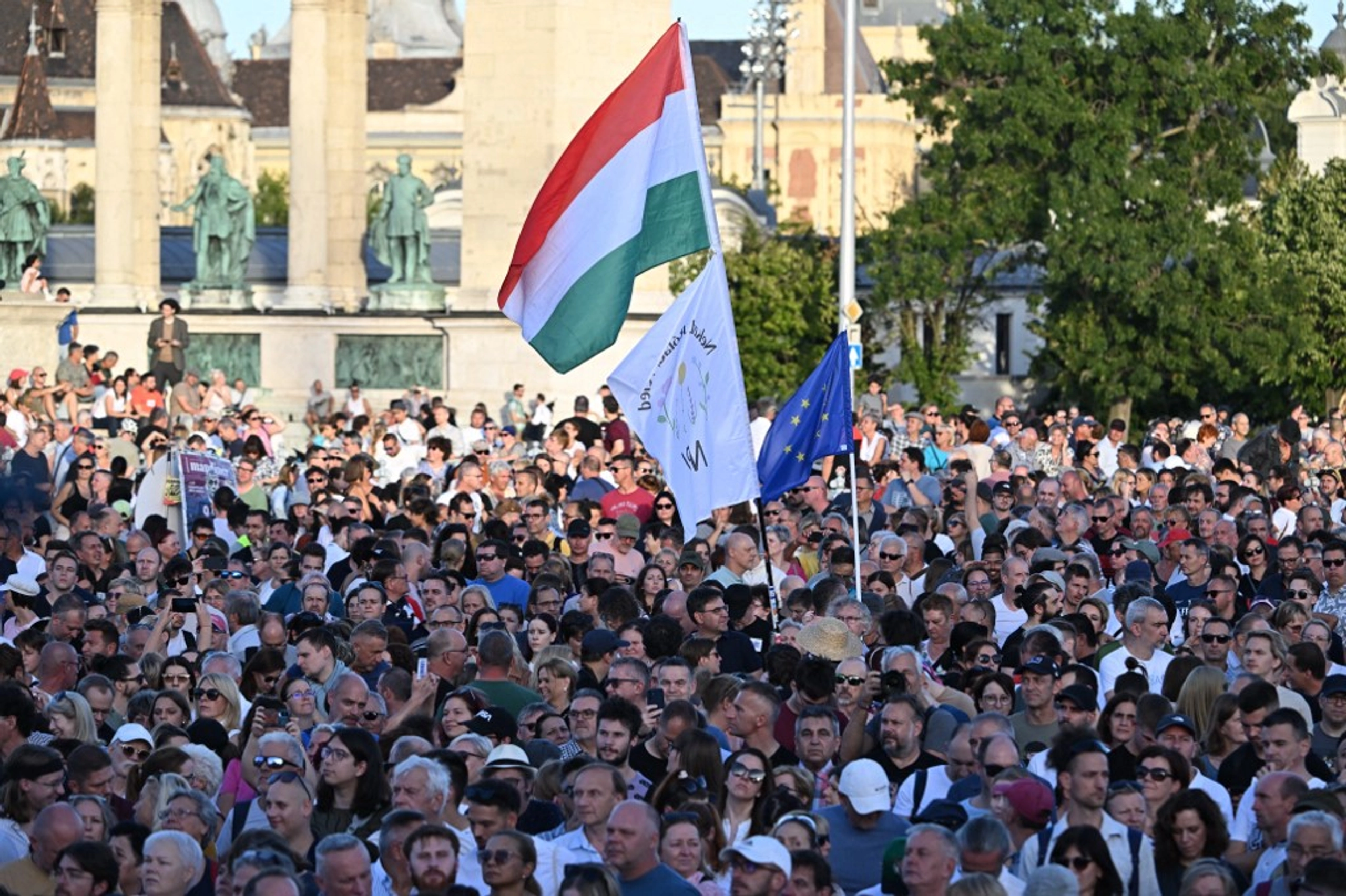 Десятки тисяч угорців протестують проти політики прем’єр-міністра Орбана