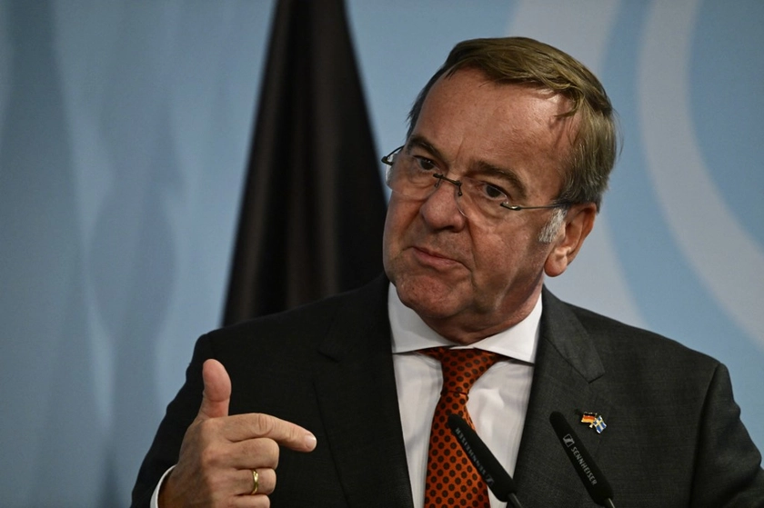 German Defense Minister Pushes Draft as Warning to Moscow