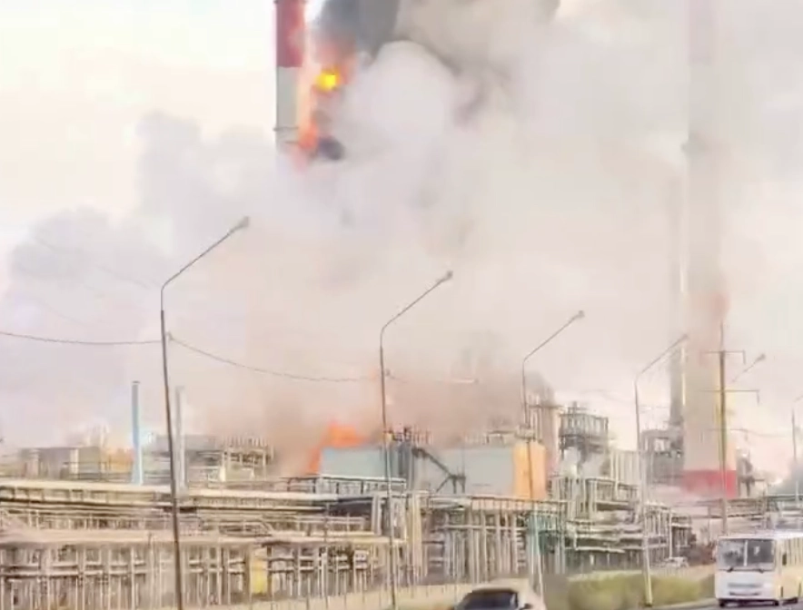 У російському Ярославлі виникла пожежа на великому НПЗ: що сталось