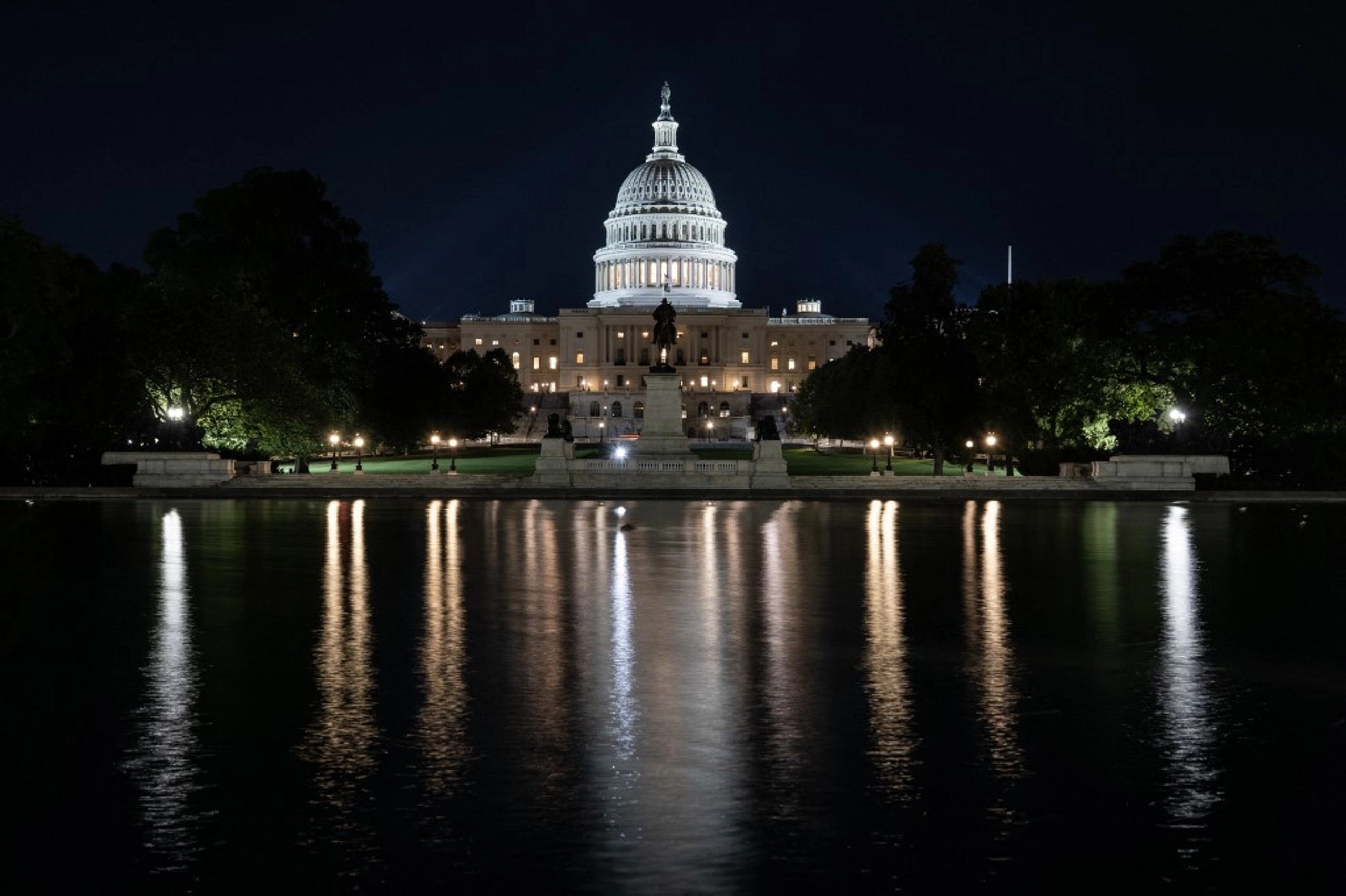 US Government Shuts Down at Midnight as Senate Deadlocks on Spending