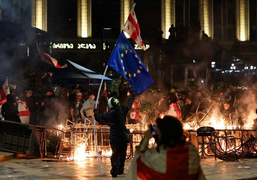 Georgian Police Clash With Protesters Attempting to Storm Presidential Palace