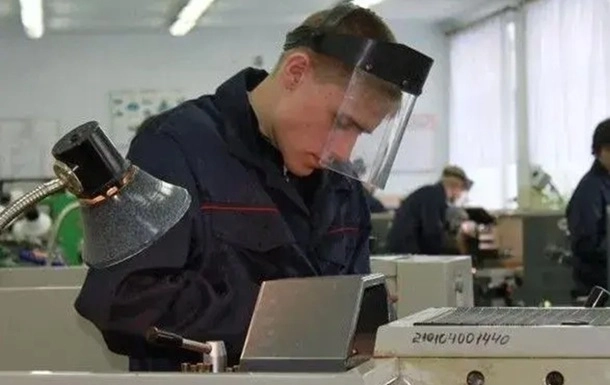 Росія залучає студентів ПТУ з Луганщини до роботи на оборонних заводах