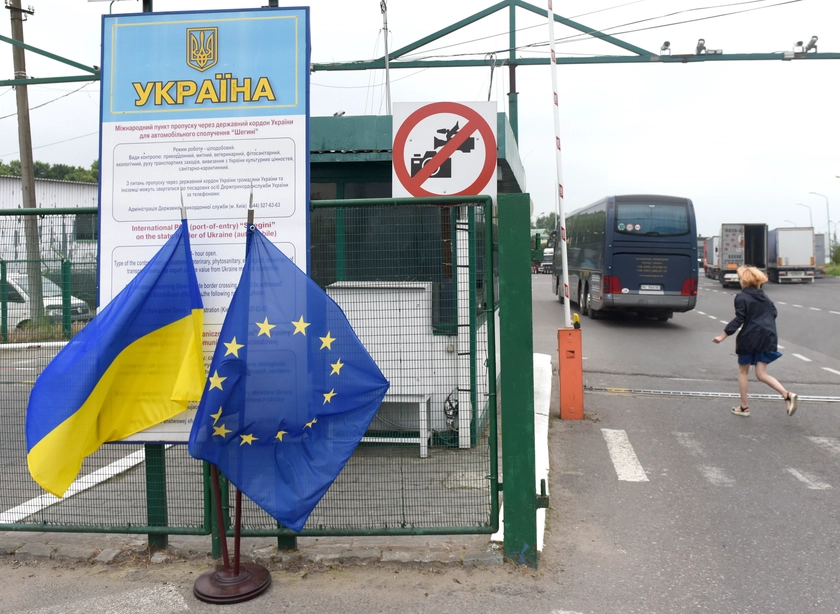Поїздки до Європи по-новому: що треба знати українцям про систему EES та черги?