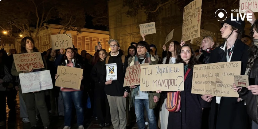 Одесити святкують усунення мера Труханова через російське громадянство