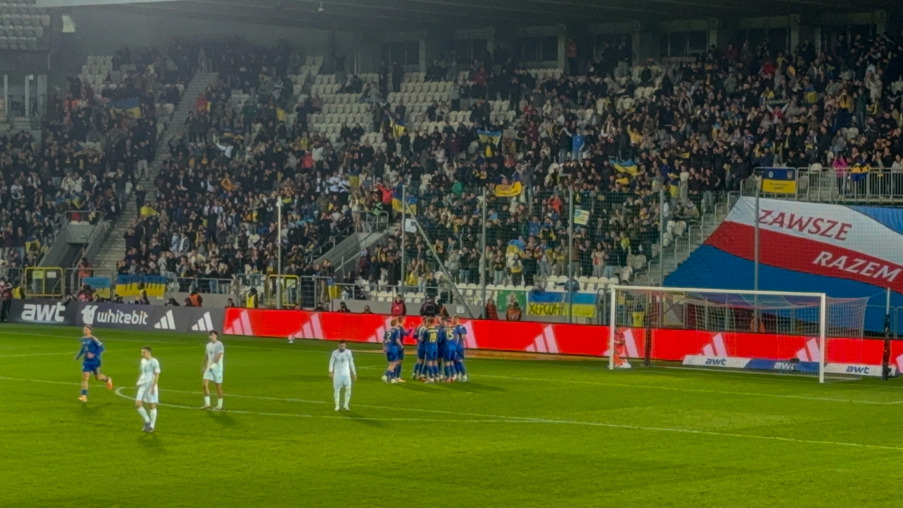 Після переможних п'яти голів в Ісландії були очікування, що на Краковії голи будуть щосекунди. Однак збірна України і тут здивувала. Лише на 30 хвилині Олексію Гуцуляку вдалося замкнути прекрасний навіс від Руслана Малиновського та закинути м'яч у ворота.