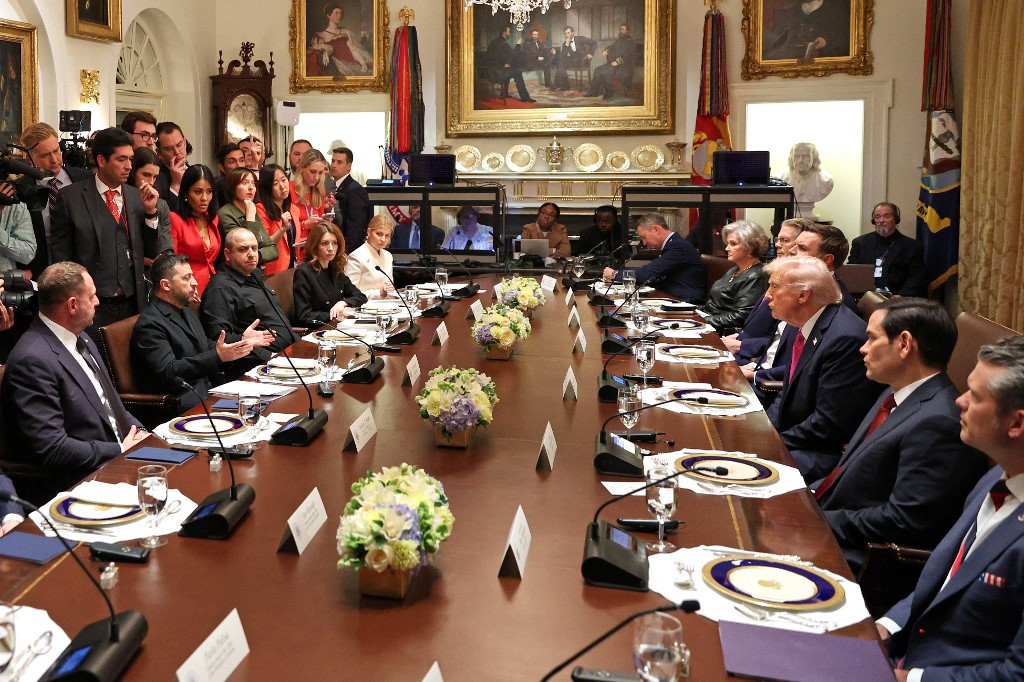 Trump Tells Zelensky to ‘Make a Deal’ as Tomahawk Plea Misfires