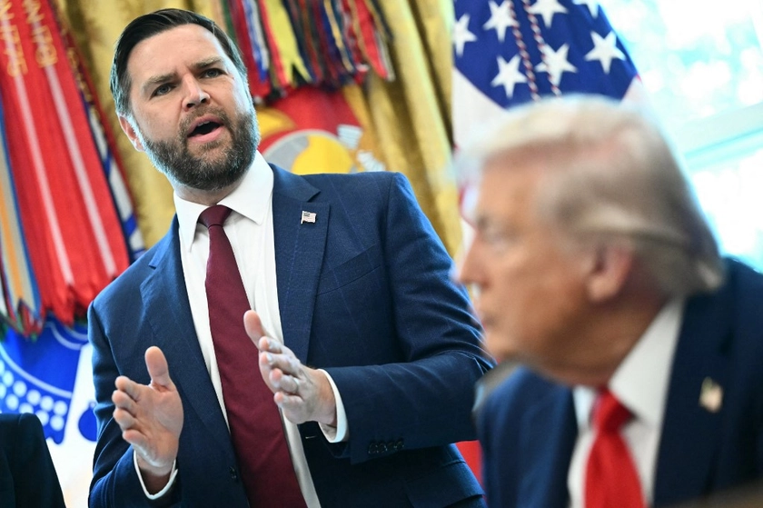 На тлі протестів у США Венс опублікував відео з Трампом в образі короля