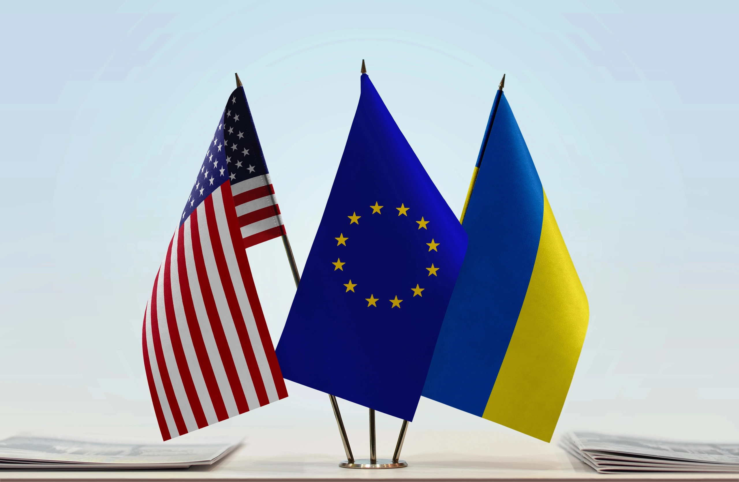 Українці все менше вірять у підтримку США та Європи - опитування