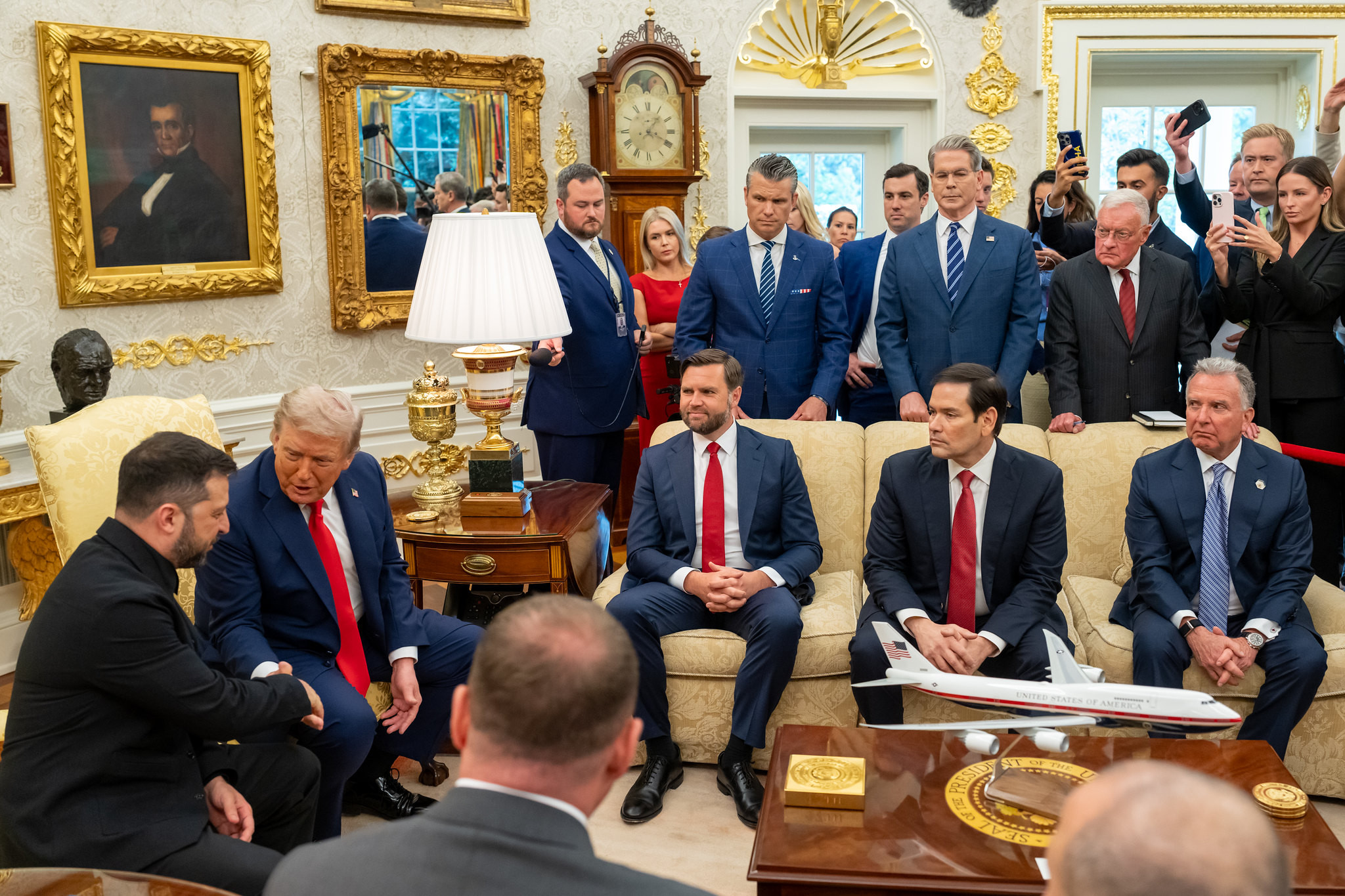 White House Divided Over Ukraine: Trump Presses Partition While Tomahawk Decision Looms