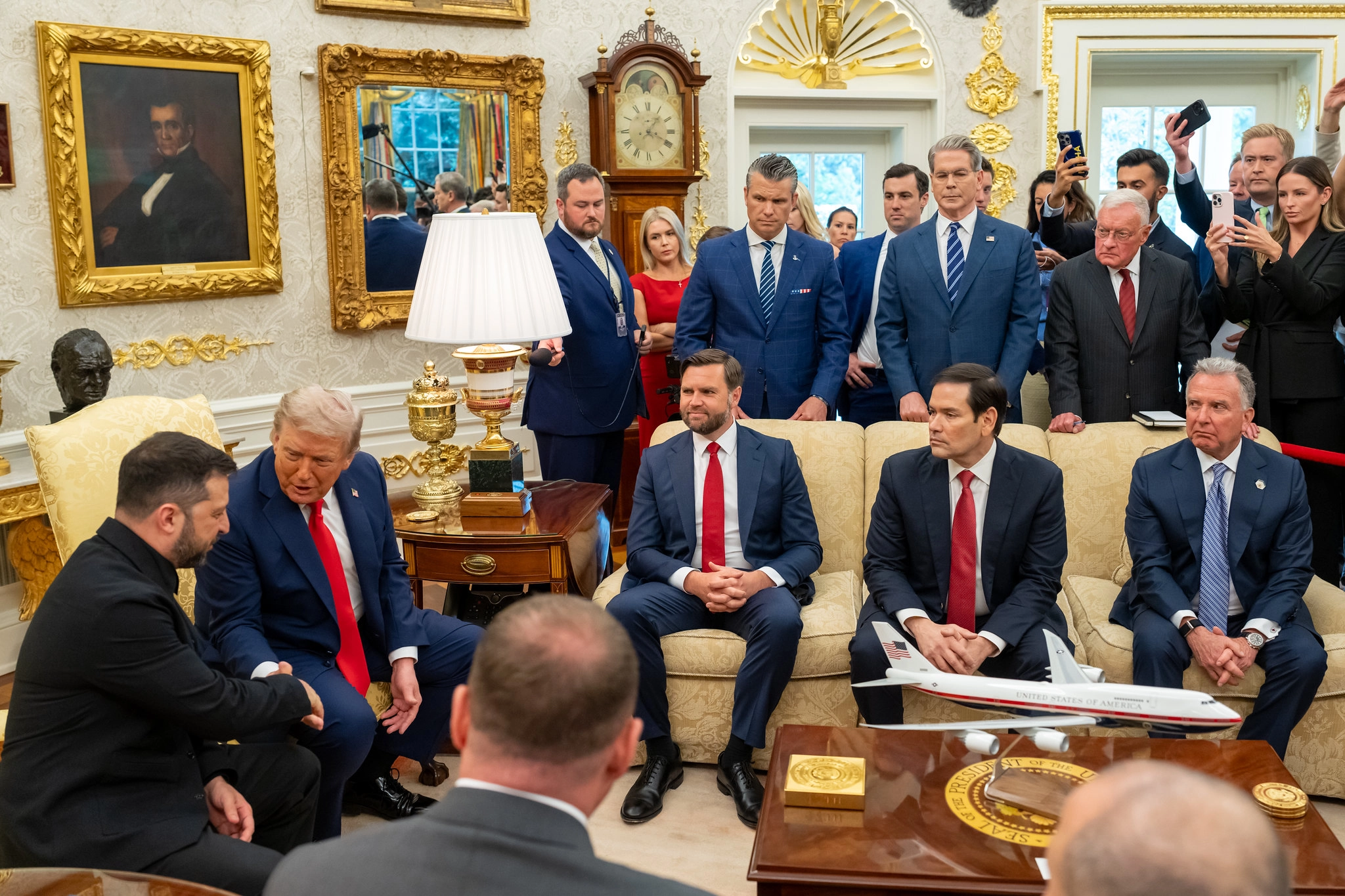 White House Divided Over Ukraine: Trump Presses Partition While Tomahawk Decision Looms