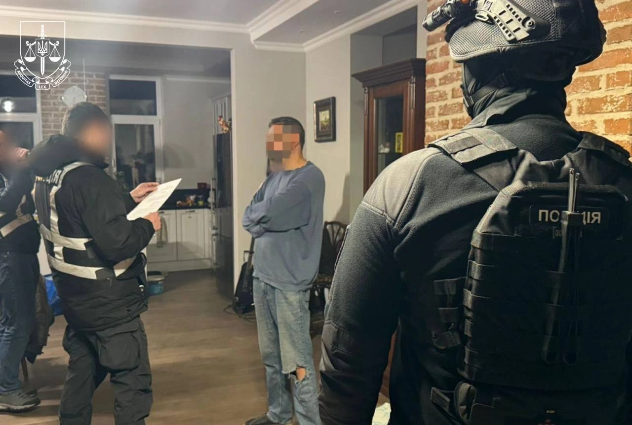 Ексдиректору Молодого театру оголосили підозру у зґвалтуванні та насильстві над студентками