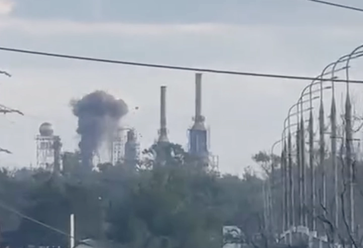 Дрони налетіли на НПЗ в Дагестані та заводу ВПК у Мордовії