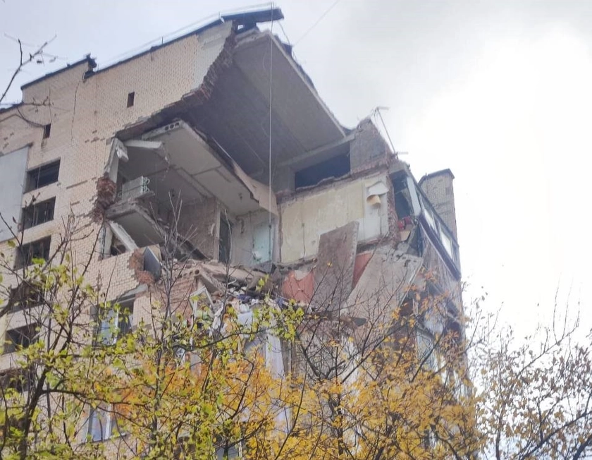 У Хмельницькому вибухнув газ у будинку: три поверхи знищено, під завалами можуть бути люди