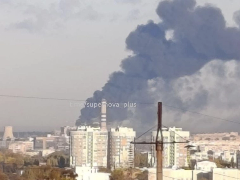 Безпілотники масовано налетіли на російські НПЗ та хімзавод