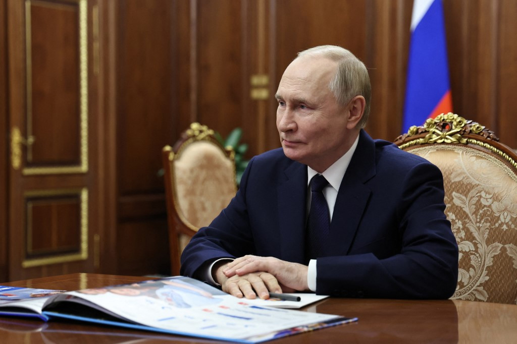 Putin Meets Iranian Security Head as Trump Rachets Up Rhetoric