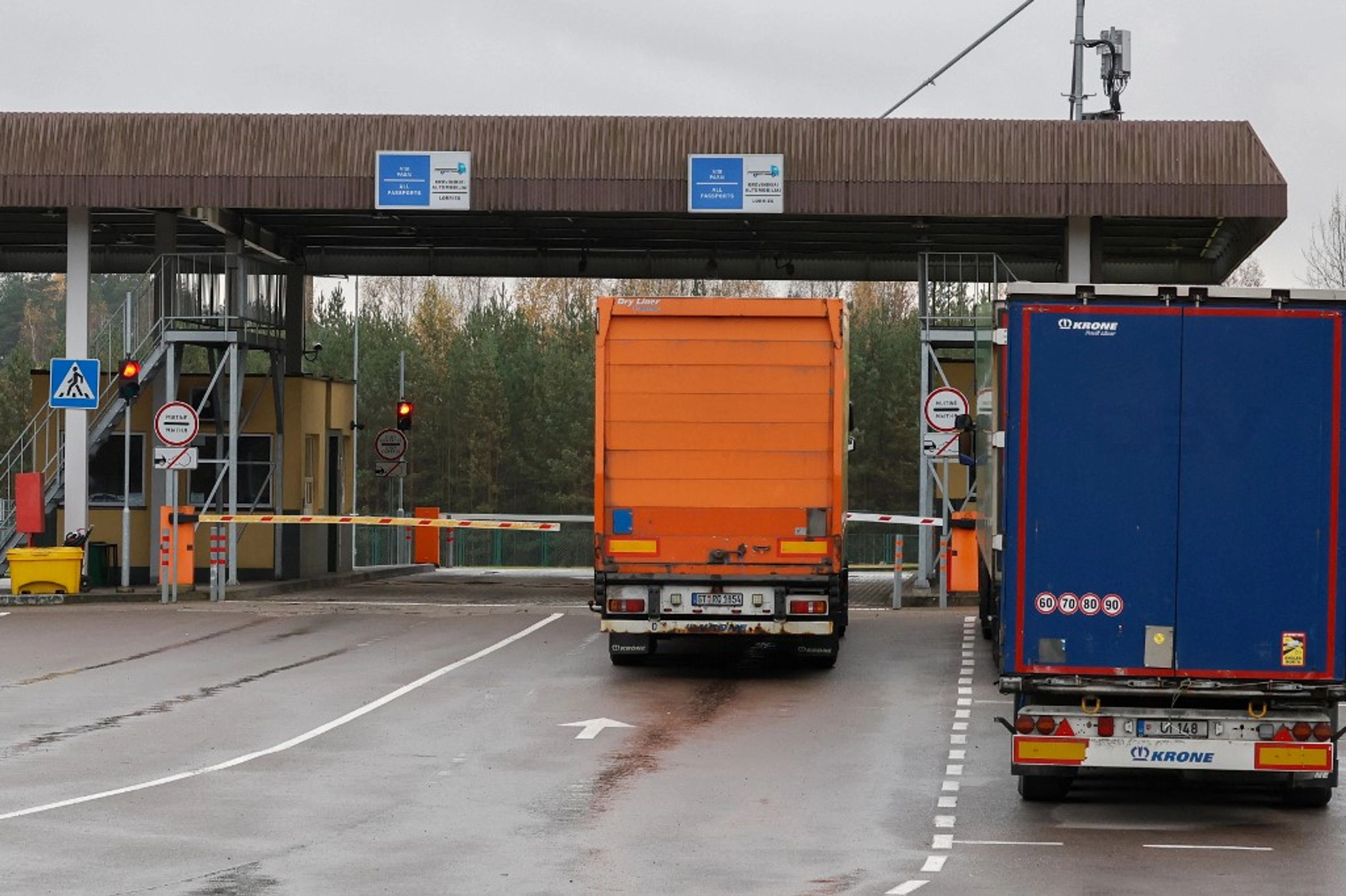 2,000 Trucks Stuck in Belarus After Lithuania Closes Border: Association