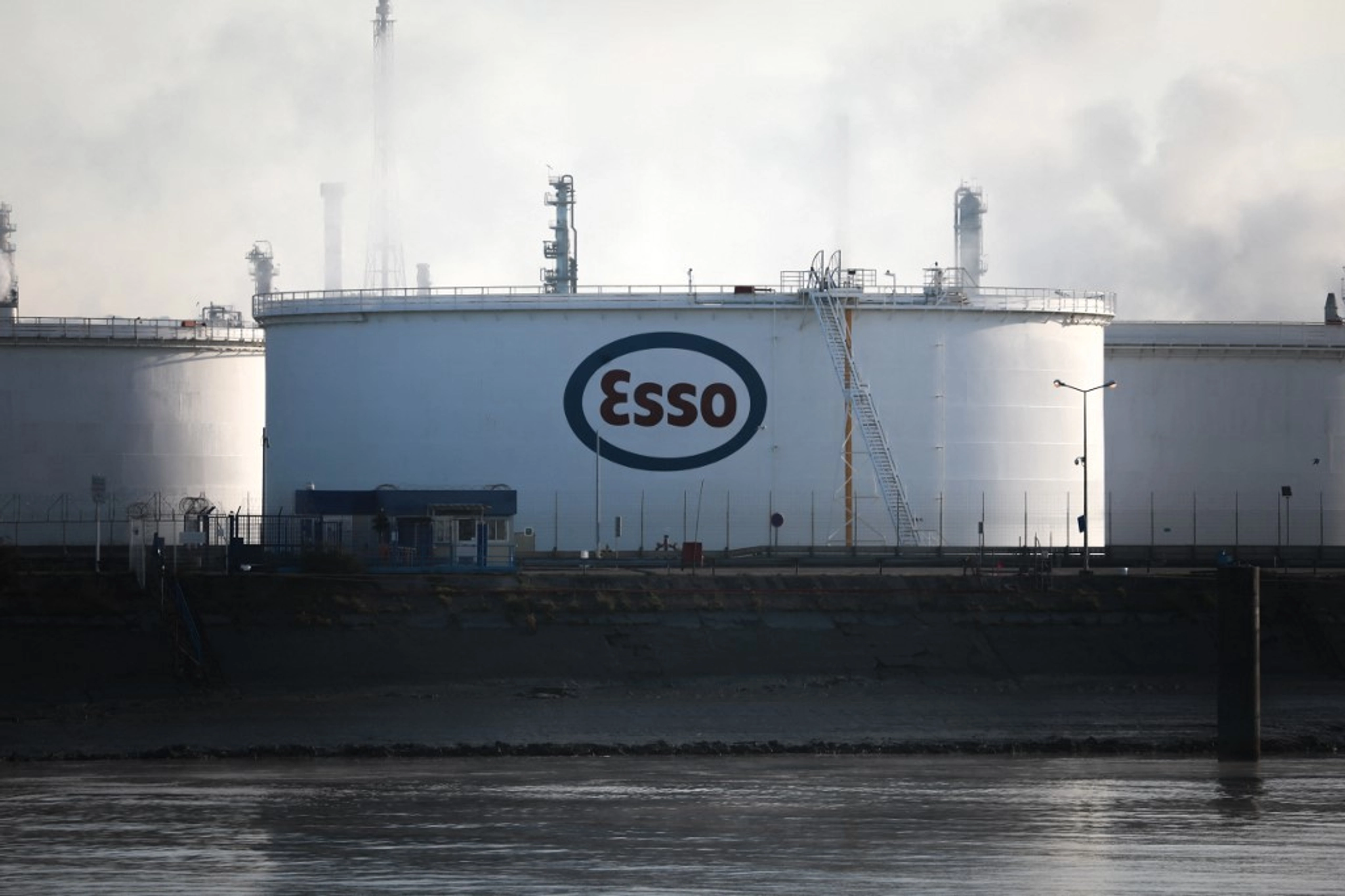 Western Oil Companies See Profit Boost From Russian Strikes and Sanctions