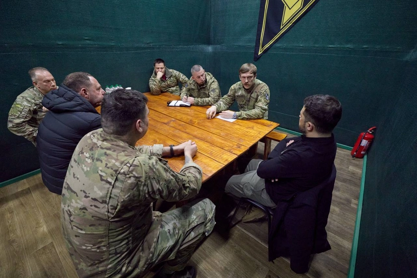 Президент України зустрівся з бійцями «Азову» на Добропільському напрямку