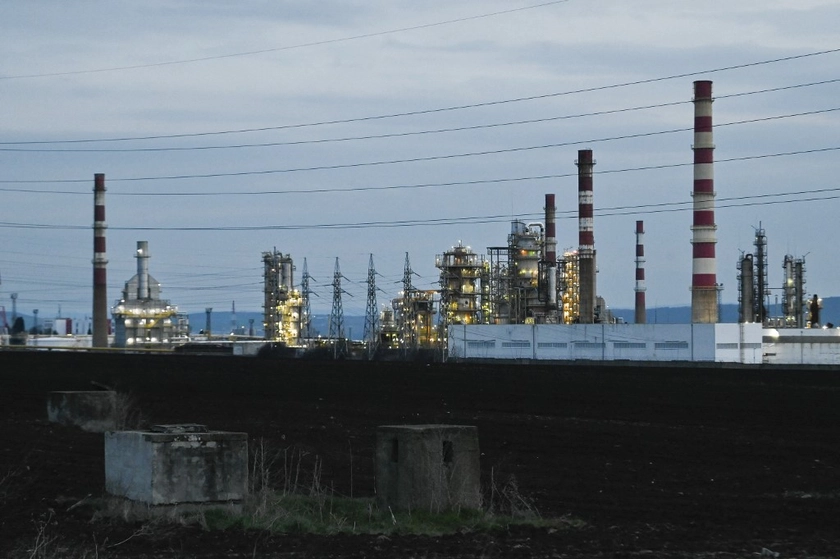 Drones Strike Russia’s Second-Largest Refinery Near St. Petersburg as Oil Exports Face 40% Disruption