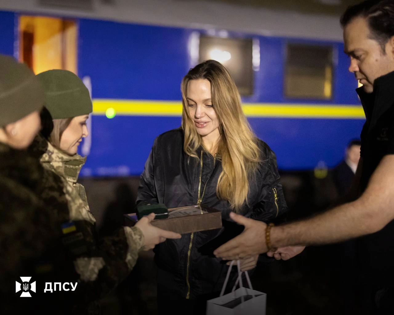 Під загрозою дронів: Анджеліна Джолі розповіла про поїздку до Миколаєва й Херсона