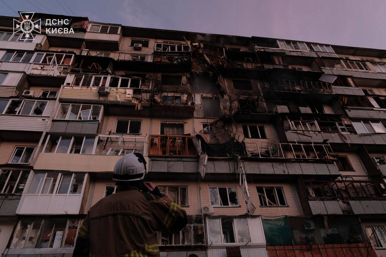 Росія випустила 430 дронів та 18 ракет під час нічної атаки на Україну - Зеленський