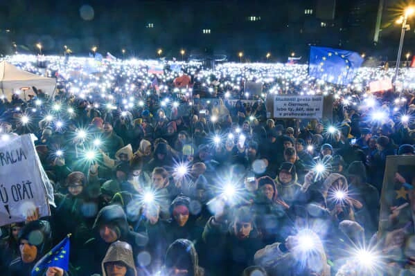 У Словаччині десятки тисяч людей вийшли на протести проти уряду Фіцо