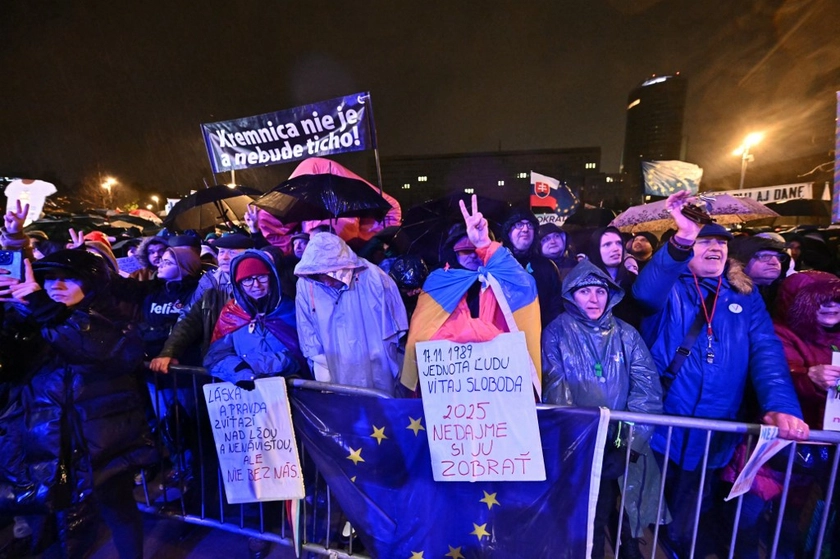 Czech, Slovak Protesters Slam Leaders on Velvet Revolution Anniversary