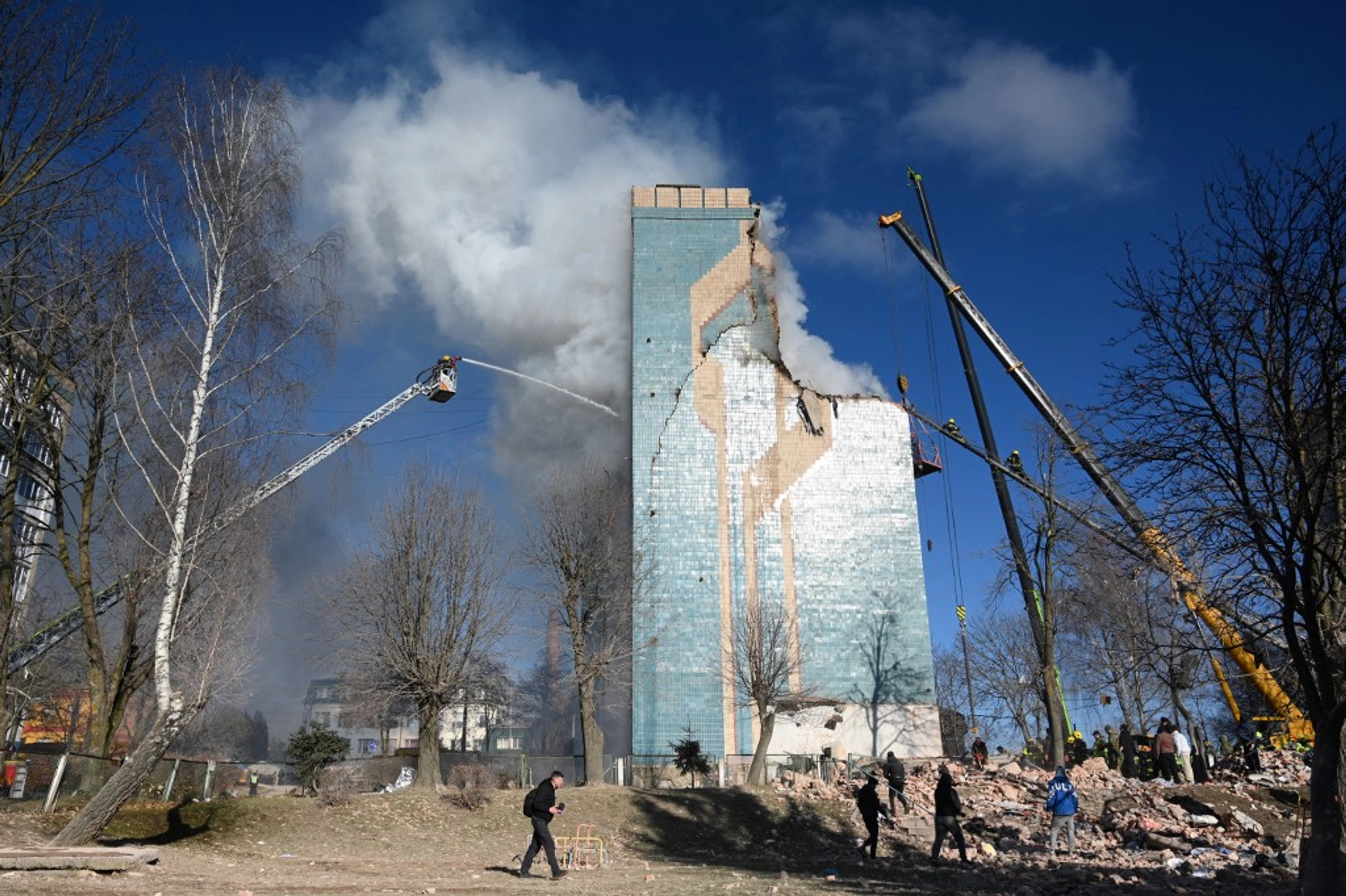 Zelensky: 22 Still Missing After Russian Strike on Ternopil