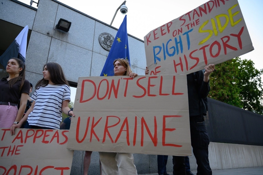 Світ проти «миру Трампа»: акції Don’t Sell Out Ukraine під посольствами США