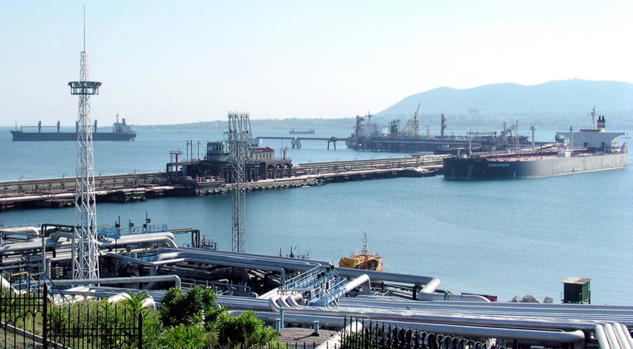 Buques petroleros y muelles del puerto de Novorossiysk, en la costa rusa del mar Negro
