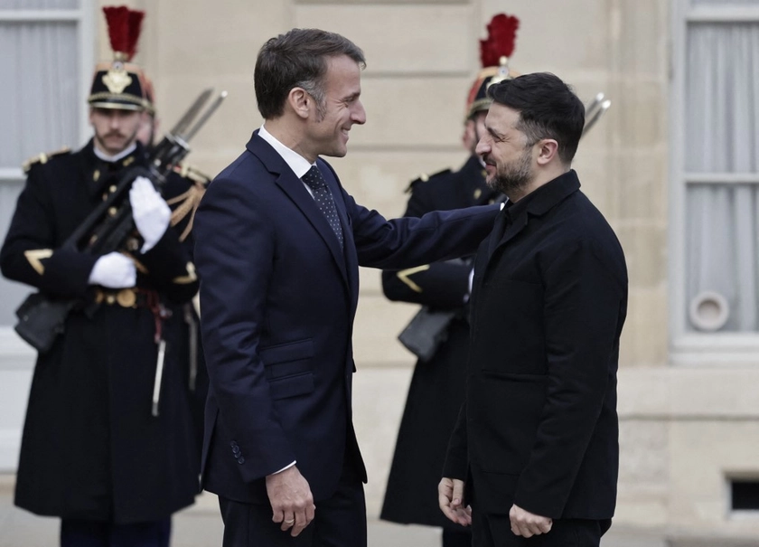 Ukraine’s Zelensky in Paris Seeking Support as Trump Pushes Plan