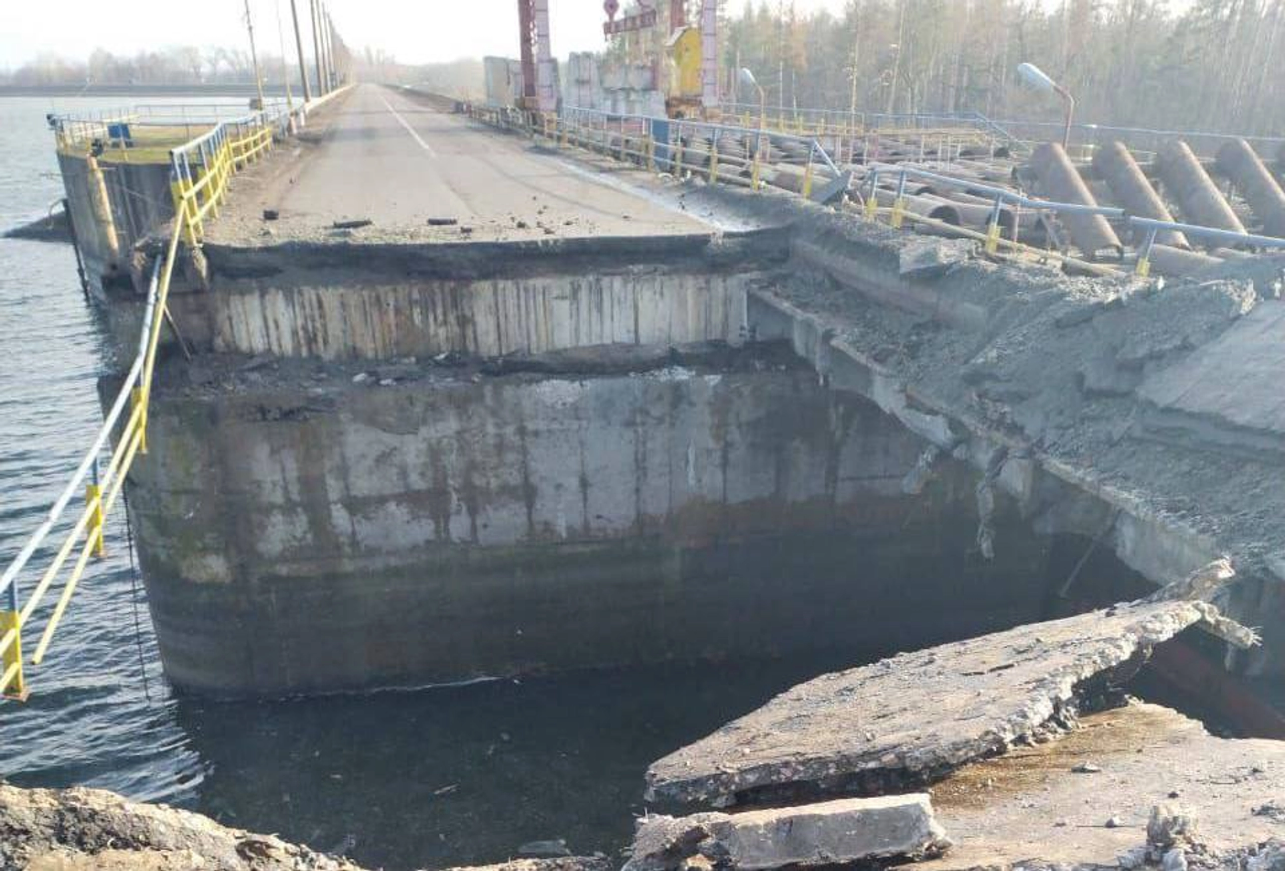 Окупанти вдарили по греблі Печенізького водосховища на Харківщині
