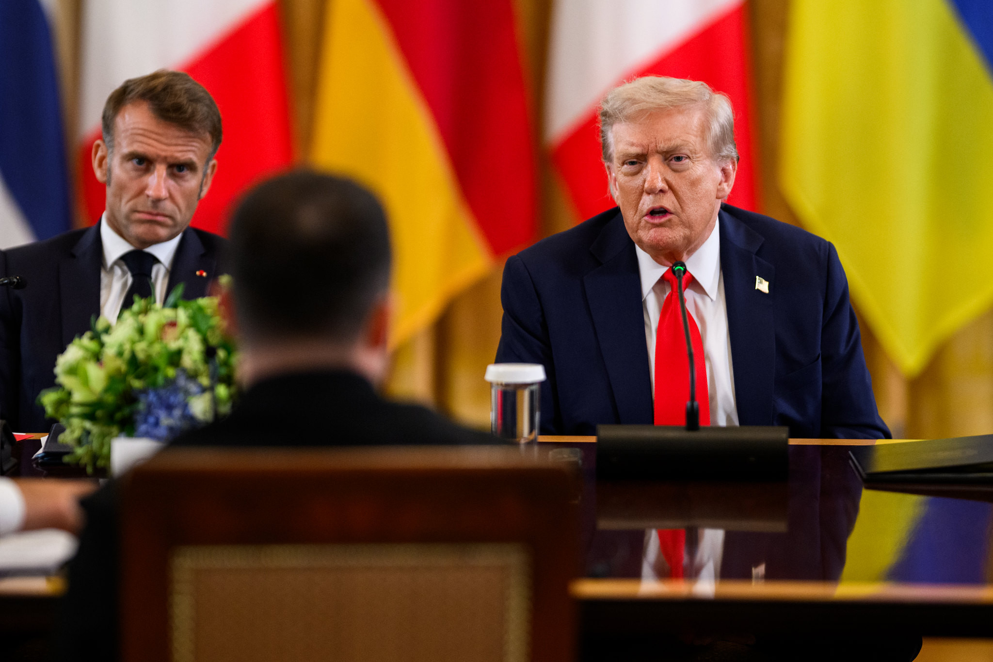 Trump erhöht den Druck auf Selenskyj, während die Friedensbemühungen eine ...