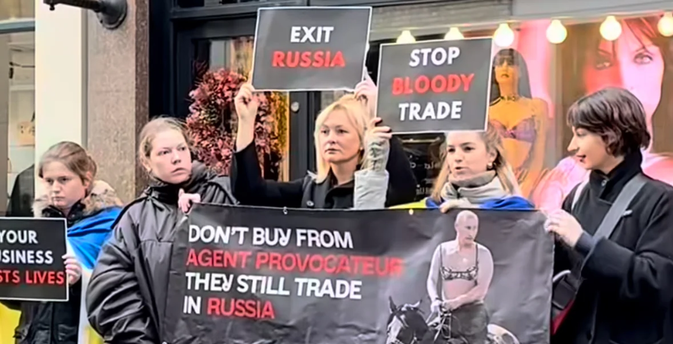 У Лондоні українці мітингували проти світових брендів, які досі працюють в Росії